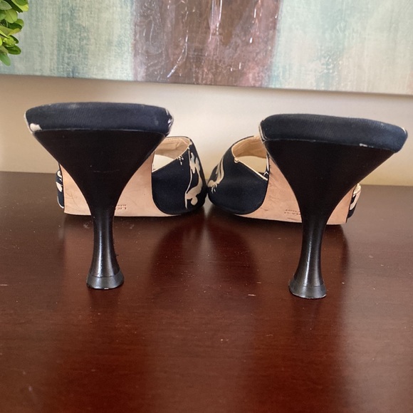 MICHAEL KORS⭐️RARE FIND⭐️NAVY BLUE & CREAM HEELED SLIDE SANDALS SIZE 9.5 🌟EUC🌟 - Picture 13 of 17